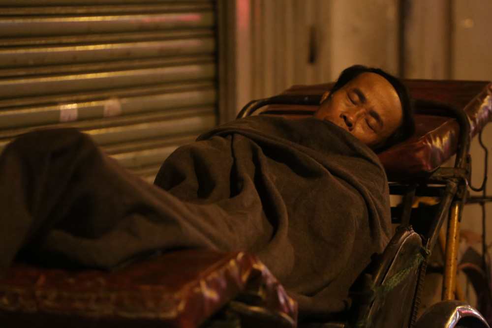 Người Sài Gòn co ro trong đêm lạnh ngày cận Tết